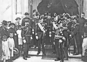 Generales Jefes y Oficiales de la armada Saliendo de la iglesia del buen suceso...