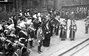 Ss. Mm. el Rey (1) y la Reina (2), con los Infantes y su Séquito, Presenciando A...