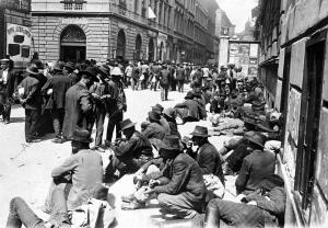 Reservistas húngaros en las calles de Budapest esperando la orden para marchar a...