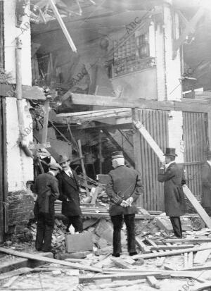 Efectos de una bomba Arrojada por Un "Zeppelin" sobre Ostende