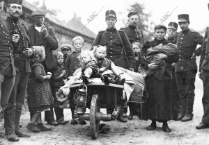 Soldados holandeses prestando auxilio a varios niños belgas, que estaban...