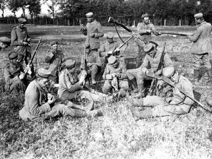 Soldados alemanes limpiando y examinando sus fusiles en el campamento
