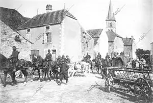 Convoy de artillería de campaña Atravesando un pueblo del norte de Francia