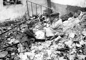 Dos Niños Jugando entre los Escombros de su hogar Destruido en un pueblo del...