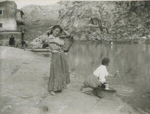 (CA.). Mujeres lavando en el río Tajo