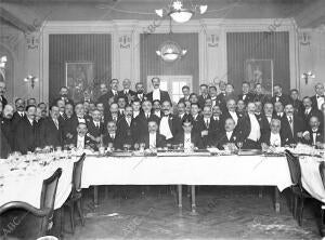 El ex ministro Sr. Bergamín en la presidencia del banquete celebrado en honor...