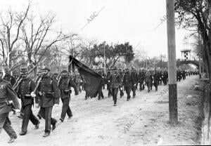 Desfile del regimiento infantería de Soria por delante de la tribuna Regia, el...