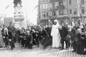 El ex Sultan Muley Hafid (X), con las Autoridades de Barcelona, durante la misa...
