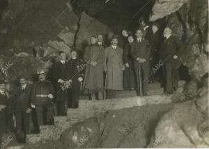 Ss. Mm. y Aa. Rr. con su séquito en el interior de la gruta de las Maravillas,...