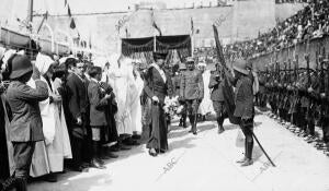 S. A. R. la Infanta doña Luisa de Orleans Saludando A la bandera de la compañía...