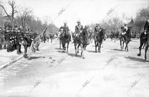La jura de bandera en Madrid S. M. el Rey (X) Revisando las Tropas A su Llegada...