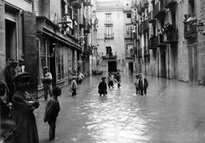 Aspecto que ofrecía durante la inundación la calle del Obispo Aznar