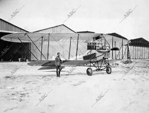 El capitán de Ingenieros, don Eduardo Barrón, con el aeroplano de su Invención,...