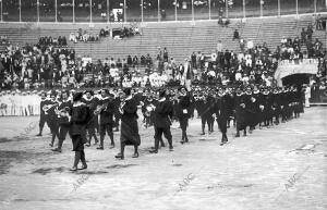 El centro filarmónico de Córdoba al Presentarse en la plaza de Toros para tomar...