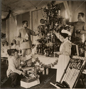 Enfermeros y convalecientes preparando un árbol de Noel para la clásica fiesta