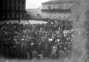 En la imagen, la gente entrando en la basílica para ganar el jubileo