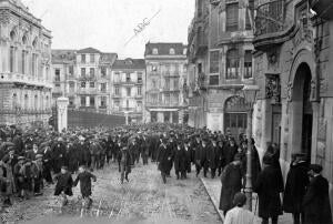 Llegada al edificio del Gobierno Civil de la manifestación organizada por el...