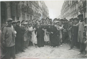 Manifestación de mujeres al frente de la cual figura la presidenta del Centro...