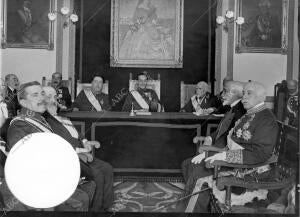 Su majestad el Rey Presidiendo la solemne sesión Celebrada ayer tarde en honor...