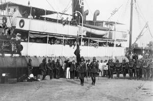 Desembarco en el muelle de Málaga del regimiento infantería de Borbón,...