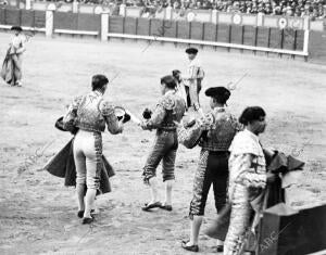 Pacomio Dando una Ronda de Banderillas A sus Compañeros