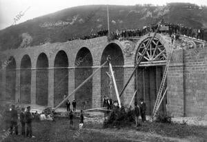 Colocación de la Última Piedra, clave del último de sus 28 Arcos