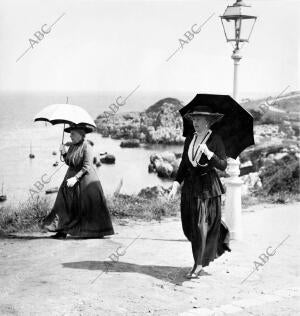 Su majestad la Reina doña victoria con su madre la Princesa Beatriz, Paseando...