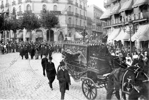 La carroza fúnebre y el acompañamiento A su paso por las Calles de Barcelona