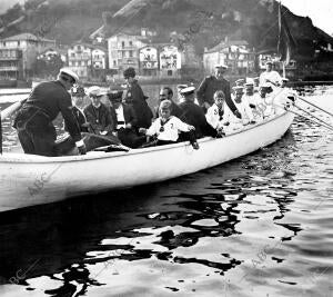 S. M. la Reina doña Cristina (1), con el príncipe de Asturias (2) y el infante...