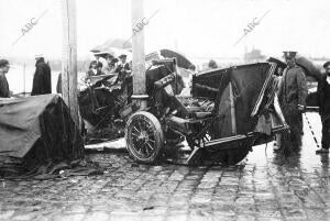 El Automóvil, después del choque en que Murió el joven aristócrata D. Francisco...