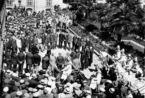 La masa coral Catalana Cantando ante la casa de la Villa ayer por la mañana