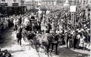 La boda del «Forano» y la «Forana» desfilando por las calles con el...