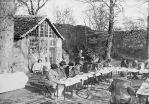 La mesa de Ss. Mm. durante el almuerzo en el bosque de Robledo