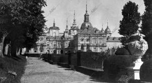 El palacio real de la Granja, donde ayer se Produjo un formidable Incendio