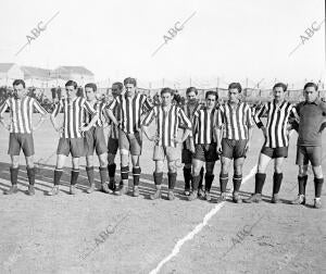 Equipo del Athletic, de Bilbao, que Jugó ayer un interesante partido con el...