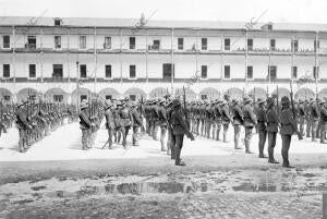 S. M. el Rey (X) Revistando el regimiento de Wad-Ras, que ha Regresado de...