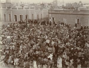 Reparto de comida a los niños pobres por la junta de socorros, que diariamente...