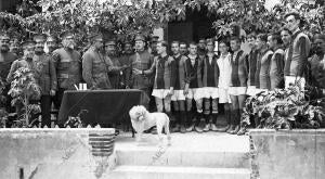 El coronel del regimiento de África, Sr. Enrique Baños, Distribuyendo A los...