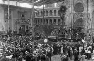 El público visitando las históricas "rocas", instaladas en la Plaza de la...