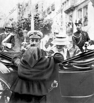 El veraneo de los Reyes -al llegar A Santander Hablandoconuna pescadero que les...