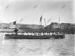 Regatas de Traineras la lancha Vencedora "san Pedro", de la Matricula de Pasajes...