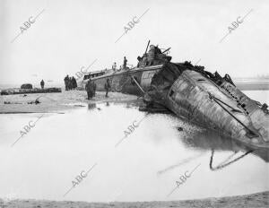 Un submarino alemán destruido y embarrancado en la playa de Calais