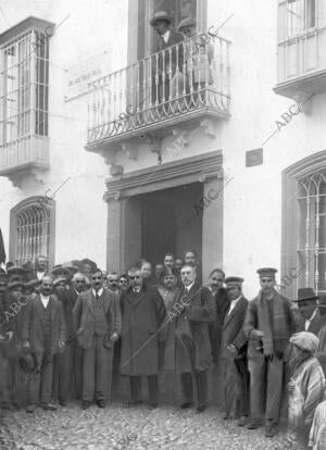 El ilustre Doctor, D. José Gómez Ocaña (1), con el gobernador de Castellón,...