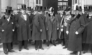 La mesa del Senado, al salir del regio Alcázar, después de entregar A S.M