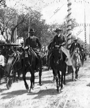 Los Infantes don Carlos y doña Luisa Paseando por la Feria