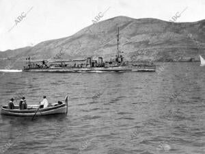 El torpedero Francés "Tramontane" al entrar en puerto para desembarcar al...