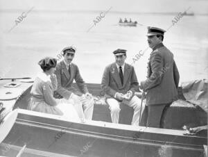 S.M. el Rey (1) con la Señorita paloma Falcó (2), Hija de los Marqueses de...