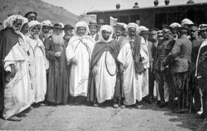P. Cervera (Francisco Maria Cervera (X) con los Jefes de cabila que Acudieron A...