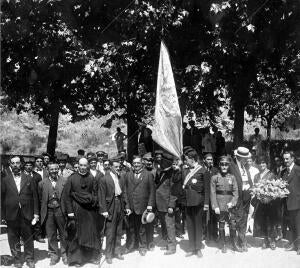 La bandera del Somaten de Caldetas, que Fue Bendecida con asistencia del general...