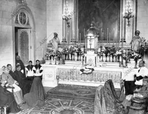 El nuncio de Su Santidad (1) y el obispo de Sion (2) durante el tedeum cantado...